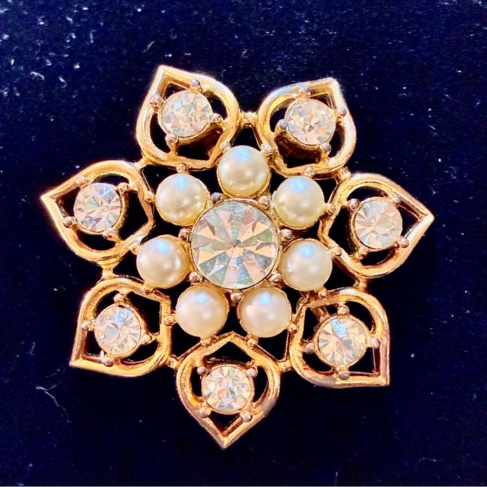 Gorgeous Vintage SIGNED “Sarah Coventry” Brooch in Gold Tones with Faux Pearls